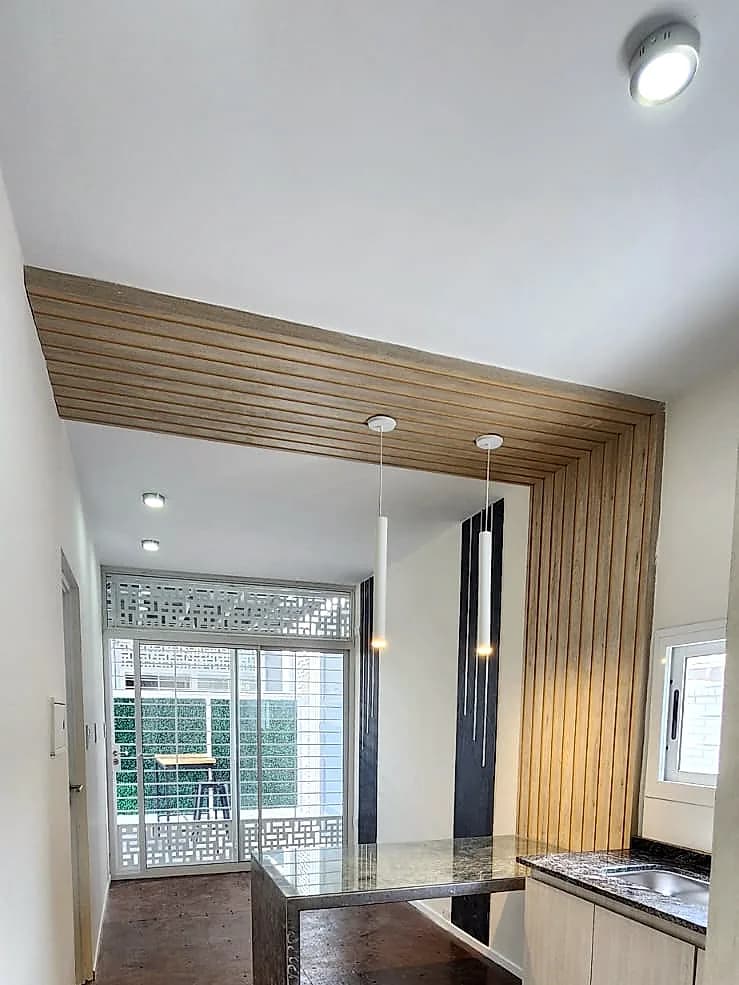 Estar y barra del Eco Home con salida vidriada hacia la galería
