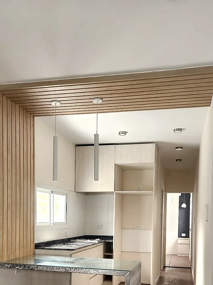 Vista completa del estar, la barra y la cocina integrada del Eco Home