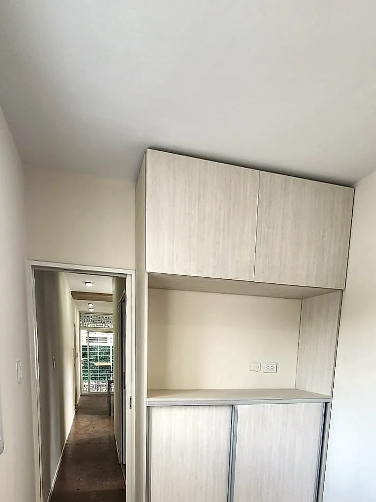 Placard de piso a techo con puertas corredizas y espacio central de apoyo