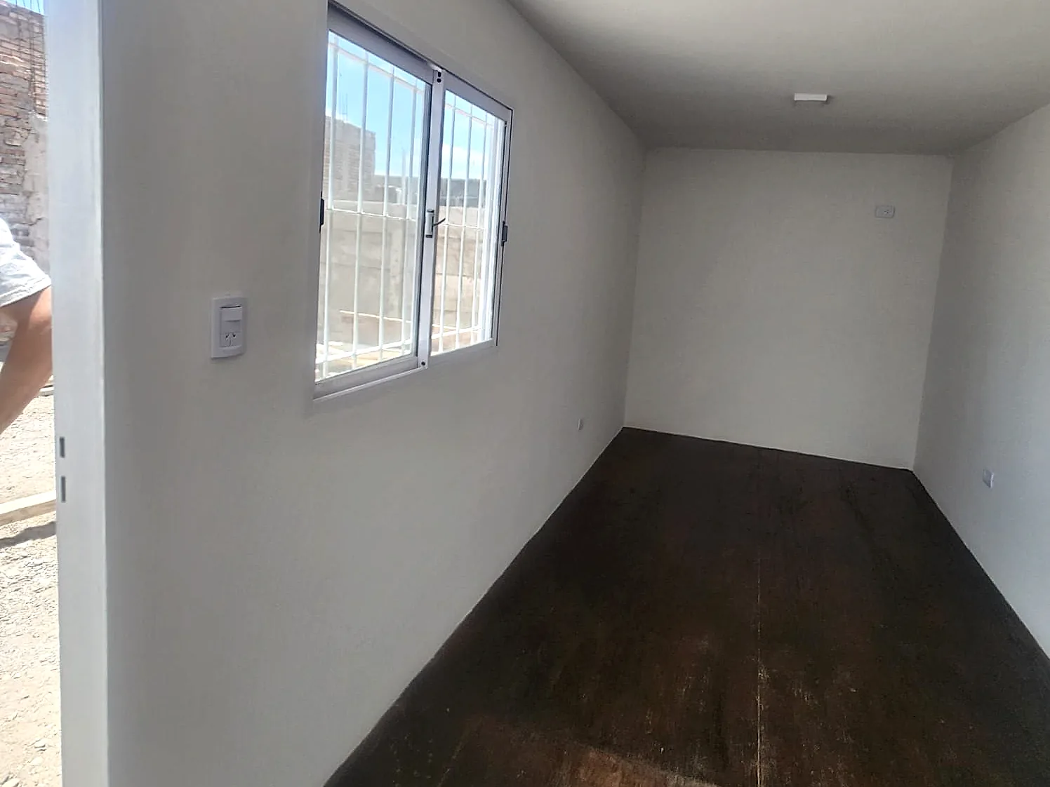 Vista desde el acceso de un Eco Office modular terminado y listo para equipar